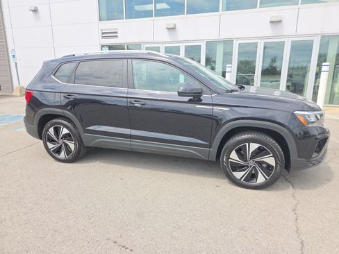 Certified 2024 Volkswagen Taos SE AWD/4WD image 3