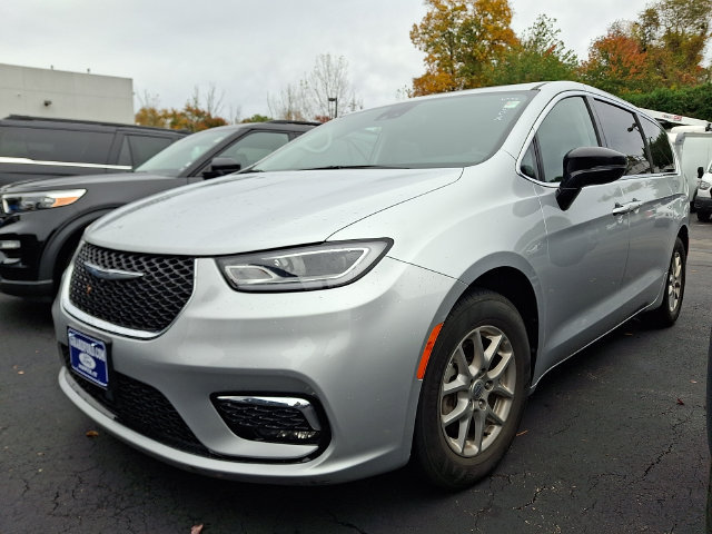 Used 2024 Chrysler Pacifica Touring-L FWD image 2