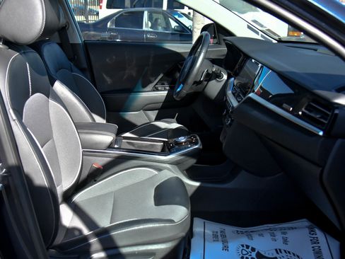 Used 2022 Kia Niro EX image 44