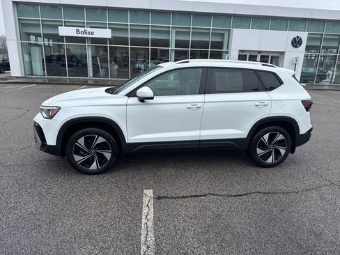 Certified 2025 Volkswagen Taos SE image 5