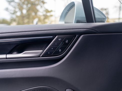 Certified 2025 Porsche Macan Electric image 16