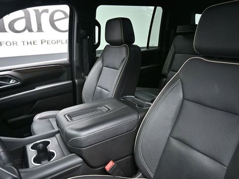 Used 2023 Chevrolet Suburban Premier image 16