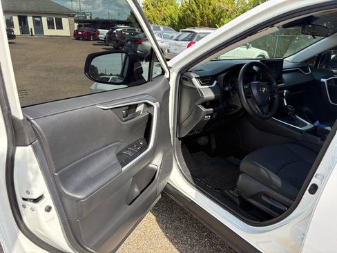 Used 2021 Toyota RAV4 LE image 14