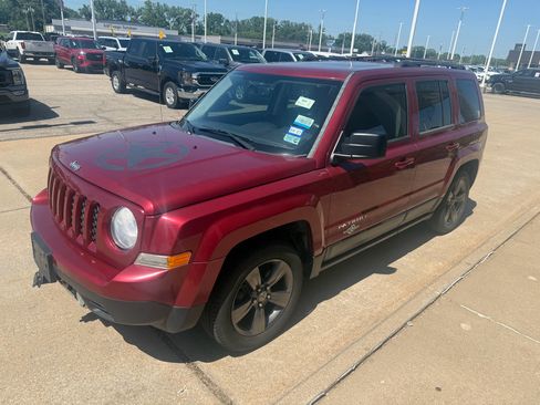 Used 2014 Jeep Patriot Latitude w/ Freedom Edition Package FWD image 2