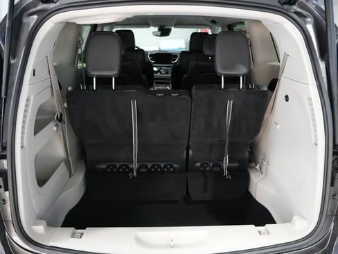 Used 2022 Chrysler Pacifica Touring-L image 9