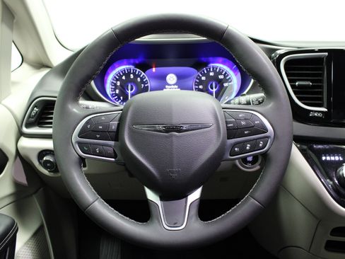 Used 2024 Chrysler Pacifica Touring-L image 22