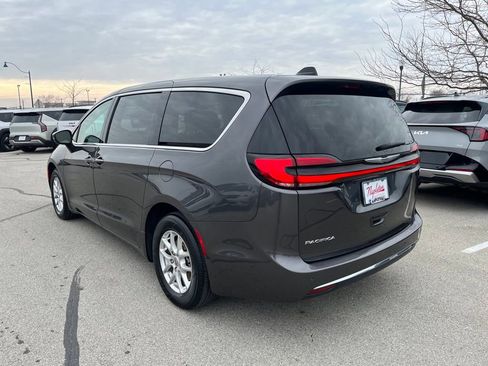Used 2023 Chrysler Pacifica Touring-L image 5