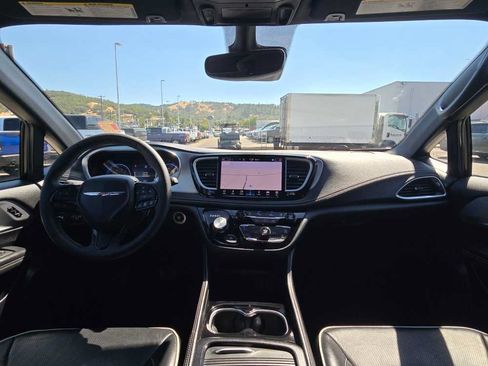Used 2025 Chrysler Pacifica Limited FWD image 15