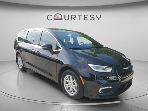 Used 2025 Chrysler Pacifica Select FWD image 4