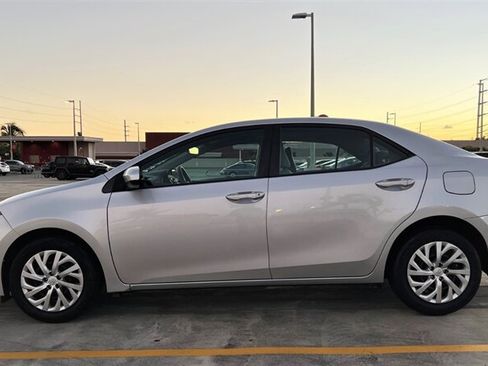 Used 2017 Toyota Corolla LE FWD image 2