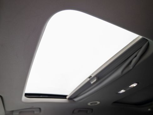 Used 2018 Chevrolet Traverse LT image 19