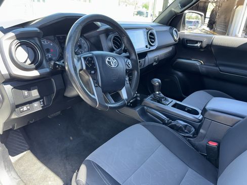 Used 2020 Toyota Tacoma TRD Off-Road AWD/4WD image 16