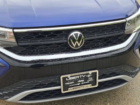 Used 2023 Volkswagen Taos SE w/ Panoramic Sunroof Package AWD/4WD image 6