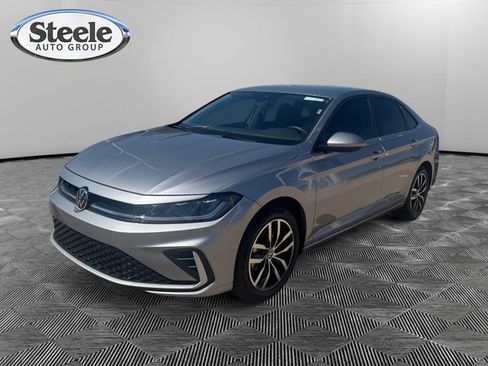Used 2025 Volkswagen Jetta SE image 1