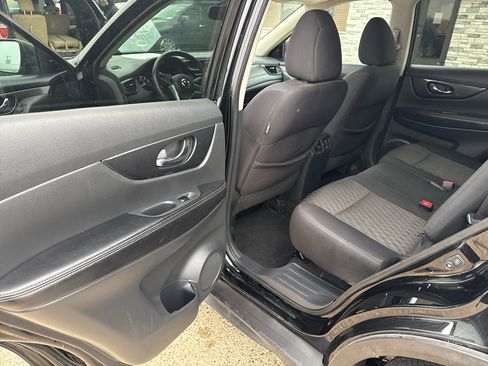 Used 2017 Nissan Rogue SV w/ Sun & Sound Touring Package image 11