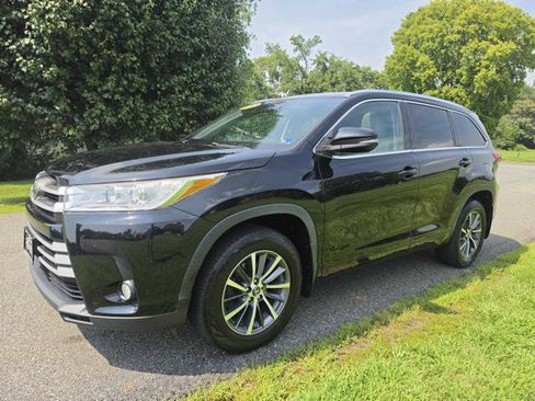 Used 2017 Toyota Highlander XLE AWD/4WD image 2