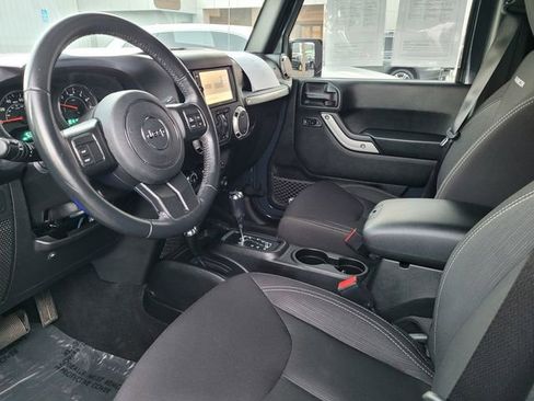 Used 2017 Jeep Wrangler Unlimited Rubicon image 11