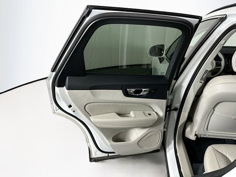 Used 2023 Volvo XC60 B5 Core FWD image 26