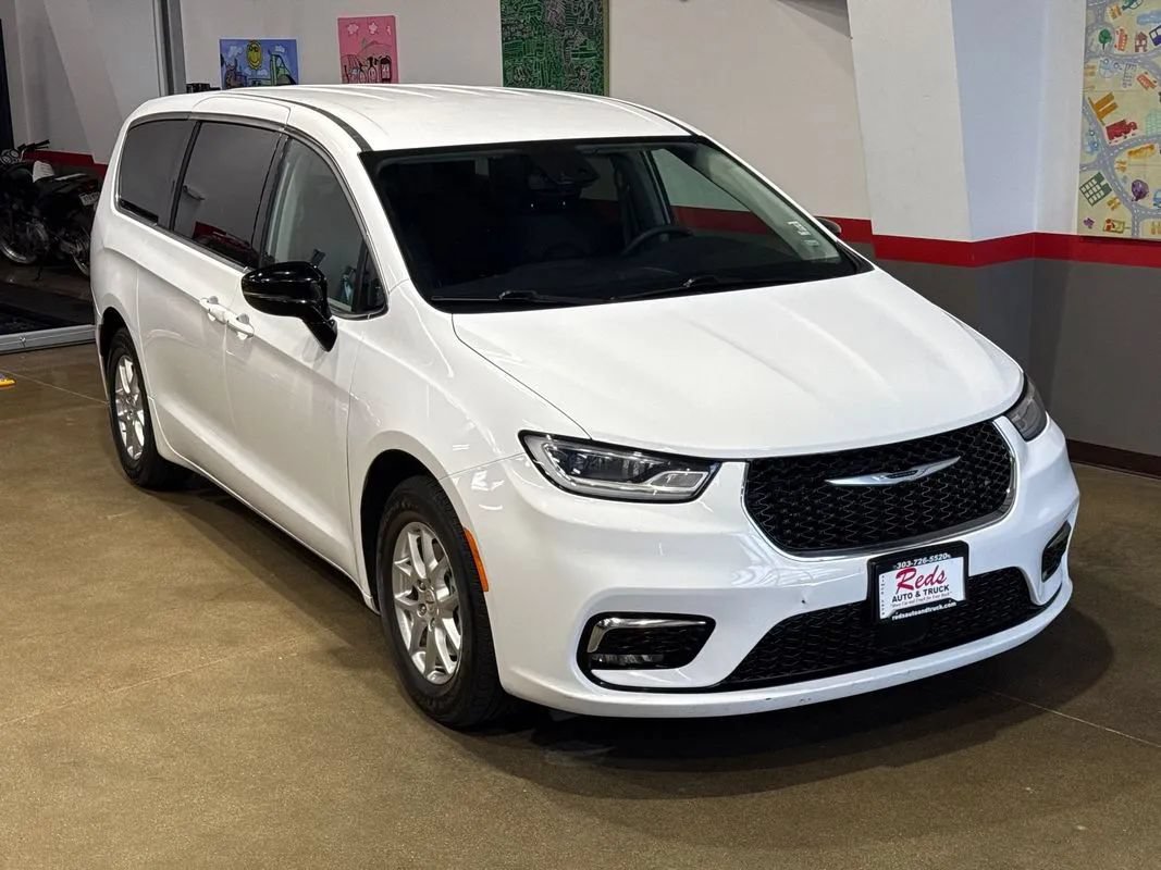 Used 2024 Chrysler Pacifica Touring-L FWD image 57