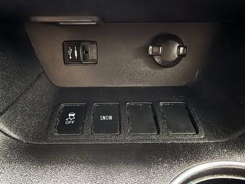 Used 2015 Toyota Highlander LE image 20