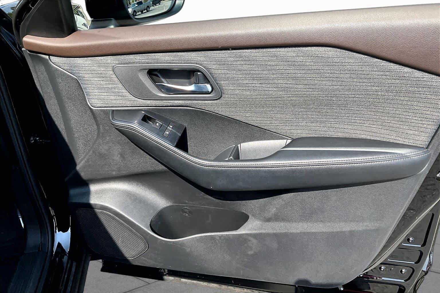 Used 2023 Nissan Rogue SV FWD image 21