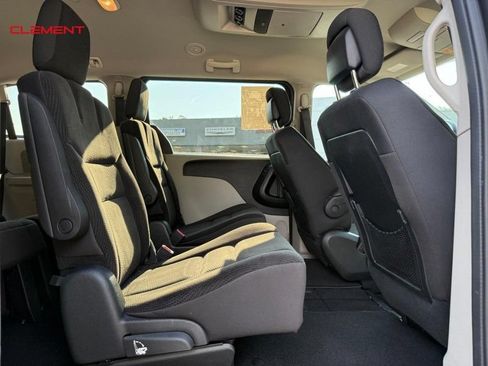 Used 2018 Dodge Grand Caravan SE w/ UConnect Hands-Free Group FWD image 11