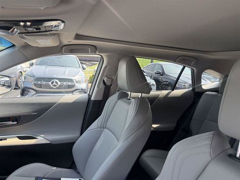 Used 2024 Toyota Venza Limited AWD/4WD image 13