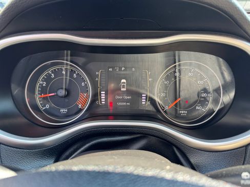 Used 2015 Jeep Cherokee Latitude w/ Cold Weather Group AWD/4WD image 32