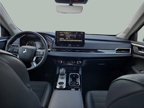 Used 2025 Mitsubishi Outlander SE image 17