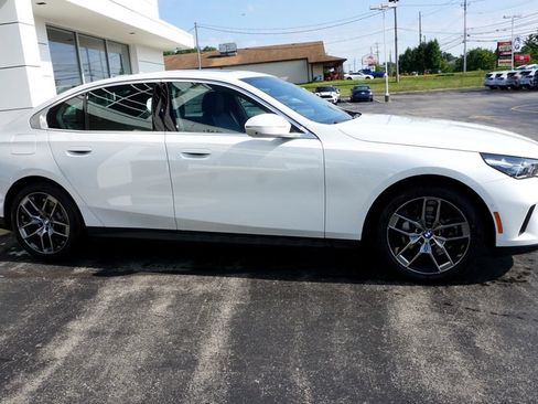 Used 2027 BMW 530i xDrive w/ Premium Package AWD/4WD image 3