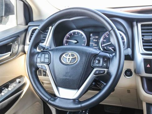 Used 2017 Toyota Highlander Limited w/ Carpet Mat Package AWD/4WD image 15