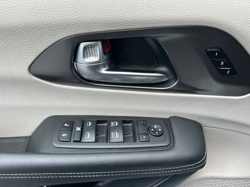 Used 2024 Chrysler Pacifica Limited FWD image 11