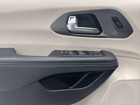 Used 2023 Chrysler Pacifica Touring-L FWD image 9