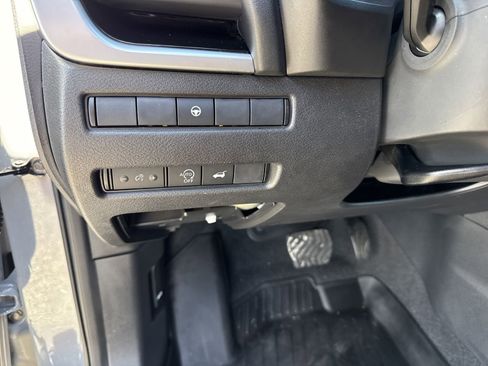 Used 2025 Nissan Rogue SV AWD/4WD image 16