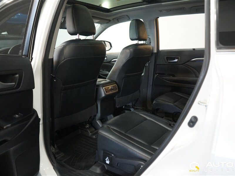 Used 2018 Toyota Highlander Limited Platinum AWD/4WD image 28