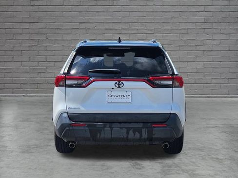 Used 2020 Toyota RAV4 LE FWD image 4