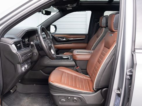 Used 2024 GMC Yukon XL Denali Ultimate AWD/4WD image 11
