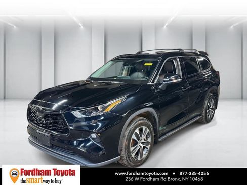 Used 2022 Toyota Highlander XLE image 4