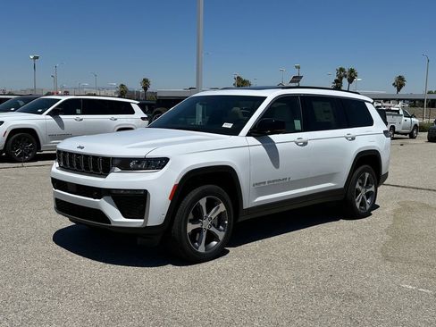 New 2026 Jeep Grand Cherokee L Limited w/ Luxury Tech Group II AWD/4WD image 2