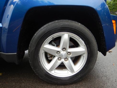 Used 2009 Jeep Liberty Limited w/ Premium Group AWD/4WD image 28