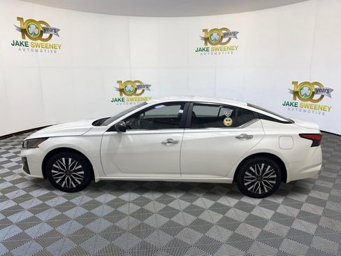 Used 2024 Nissan Altima 2.5 SV AWD/4WD image 6