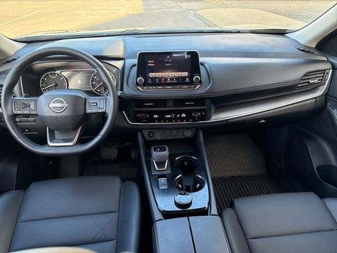 Used 2025 Nissan Rogue SV w/ SV Premium Package image 31