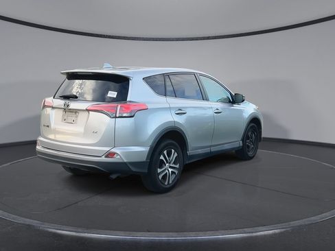 Used 2018 Toyota RAV4 LE FWD image 8