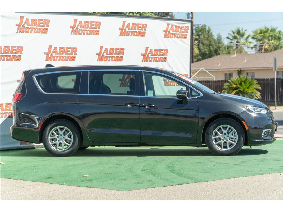 Used 2023 Chrysler Pacifica Touring-L FWD image 4