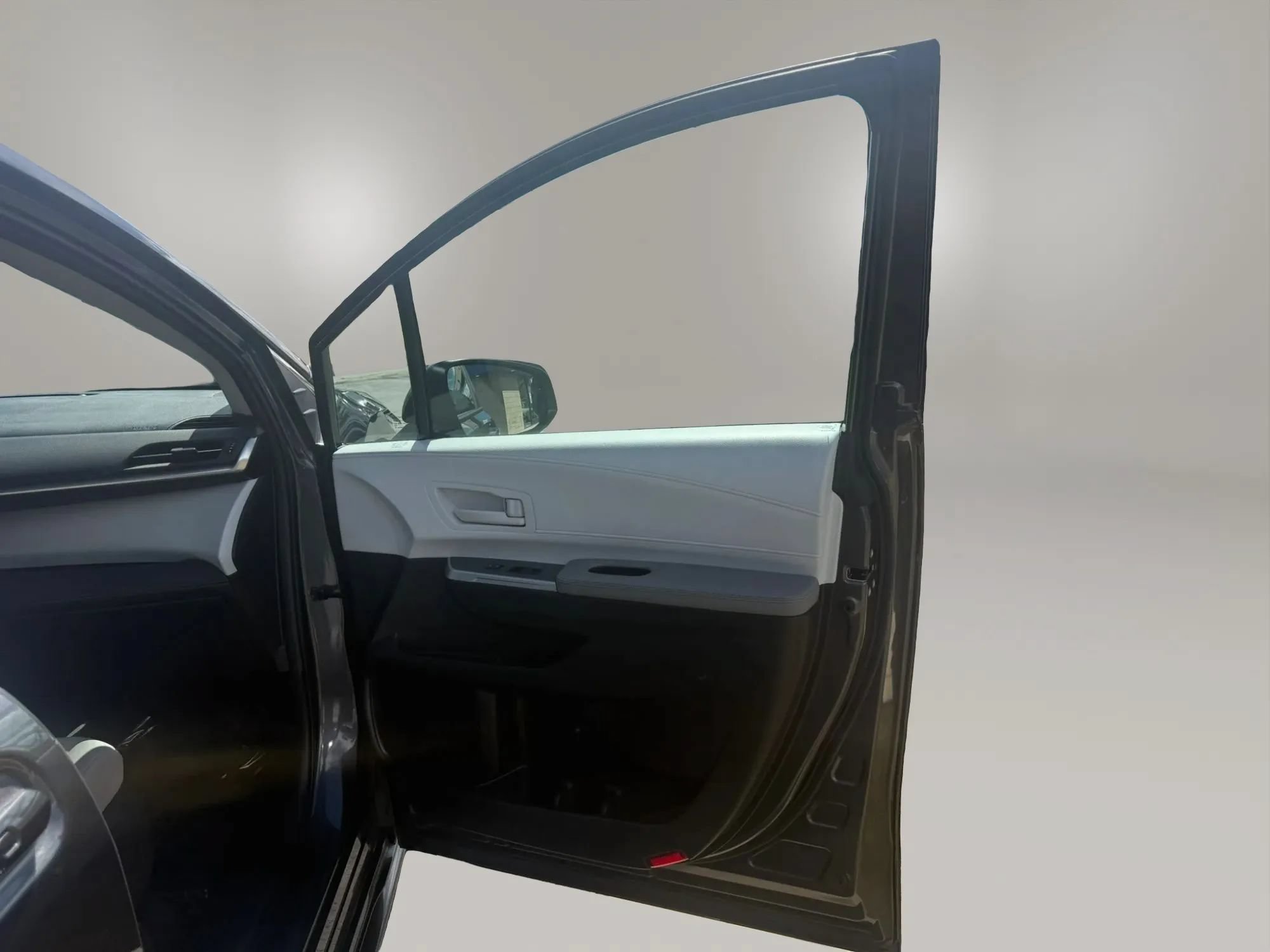 Used 2025 Toyota Sienna LE FWD image 28