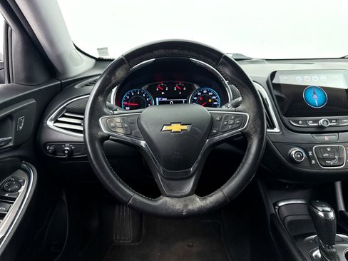 Used 2017 Chevrolet Malibu LT FWD image 3