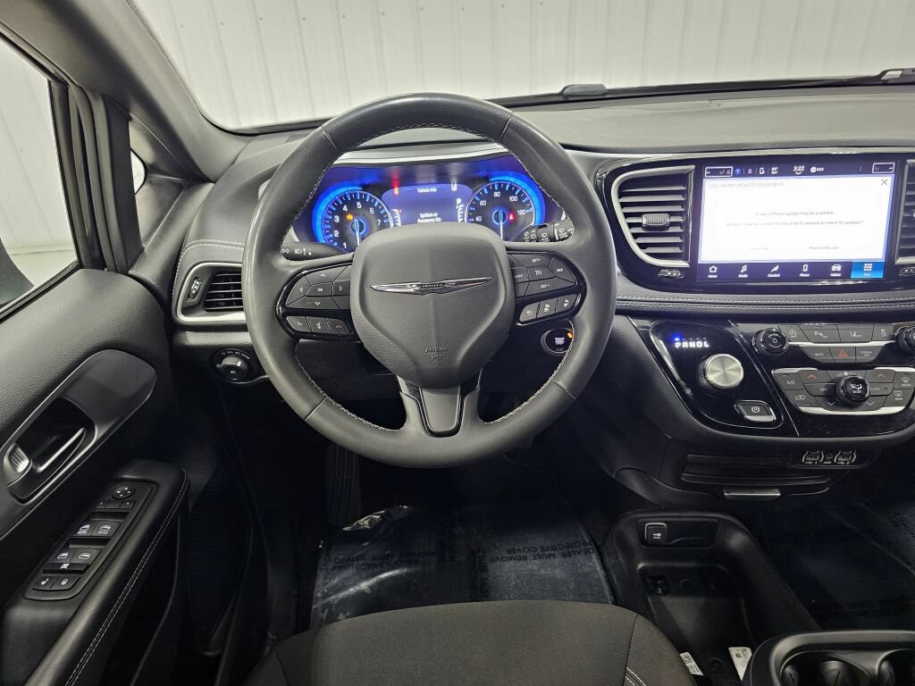 Used 2023 Chrysler Pacifica Touring FWD image 15