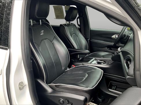 Used 2024 Chrysler Pacifica Premium FWD image 9