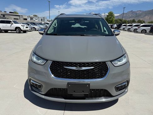 Used 2023 Chrysler Pacifica Limited FWD image 8