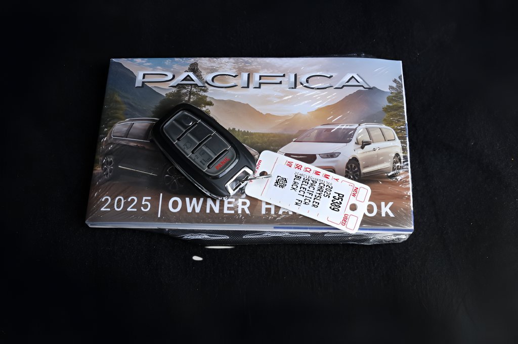 Used 2025 Chrysler Pacifica Select FWD image 45